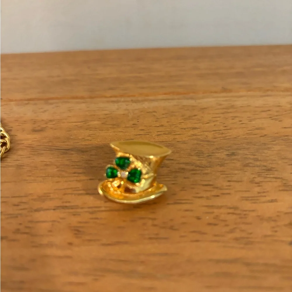 Avon Vintage St Patrick’s Day Gold Tone Link Bracelet Clover Leaf Charm and Pin